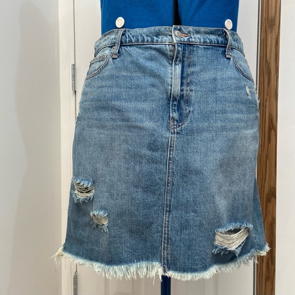 Gap denim women distressed fringed hem mini skirt. Size 33 waist. Pre-owned. - Picture 1 of 8